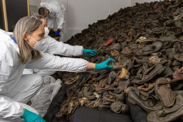 Auschwitz, torna l’esposizione delle tremila scarpe dei bambini dopo il restauro