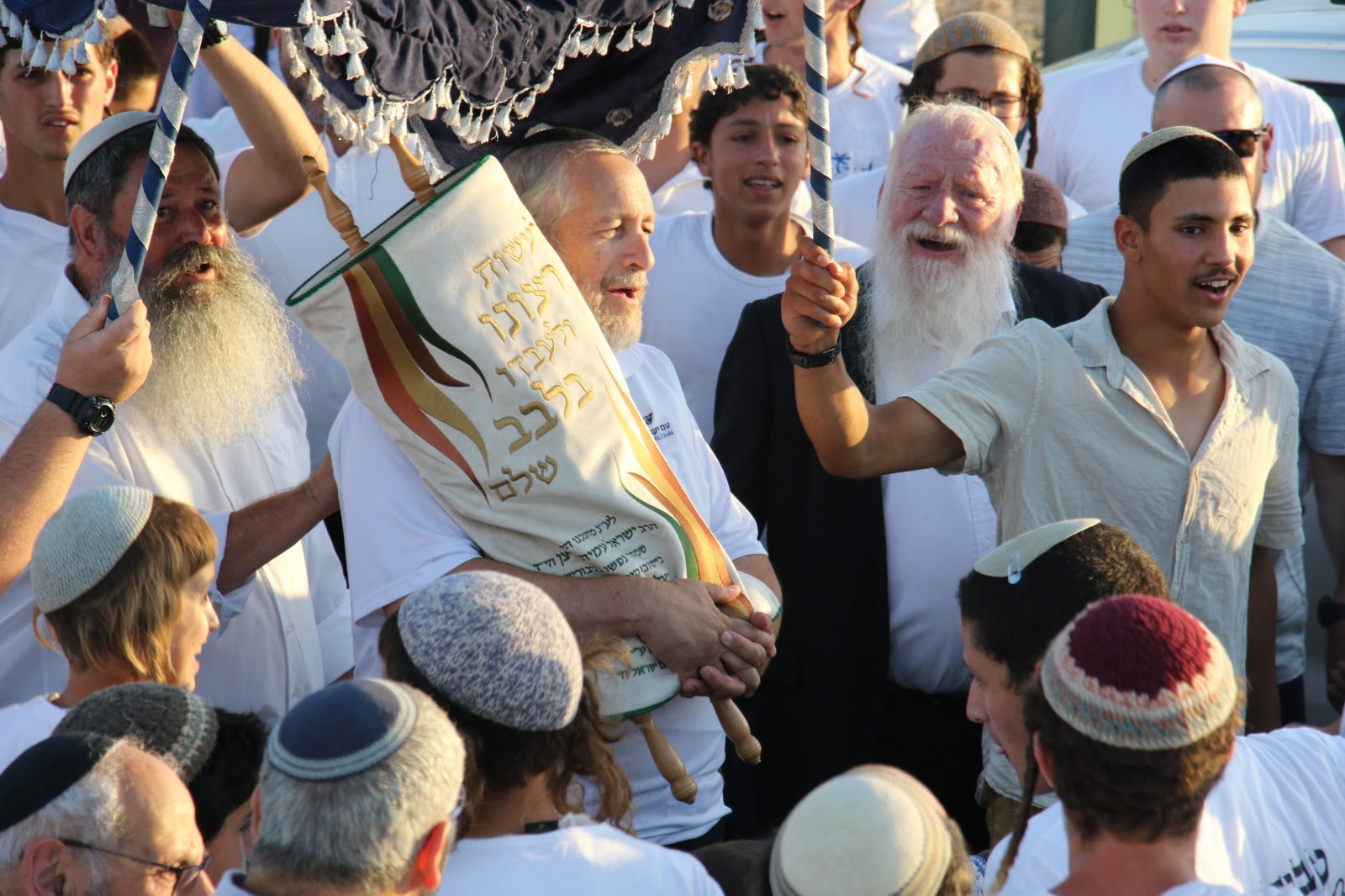 Un Sefer Torà in ricordo del rabbino Amichai Weitzen, eroe del 7 ottobre