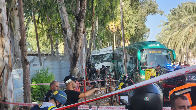 Attacco terroristico vicino a una base a nord di Tel Aviv, camion travolge decine di pedoni