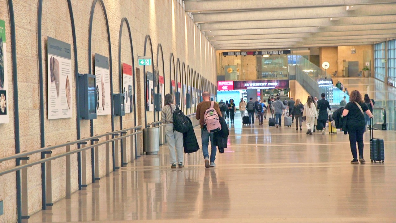 Archeologia e fotografia all’aeroporto Ben Gurion. Una mostra racconta la storia d’Israele